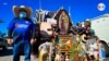Con más de 950.000 personas entrando a Estados Unidos desde México en un día normal, el puerto de entrada de San Ysidro, Tijuana, se ha convertido en un mercado saturado de vendedores ambulantes de diferentes culturas, diversos propósitos e historias de vida. [Foto: VOA]
