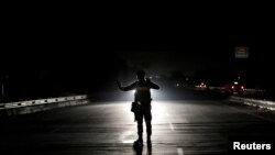 Un policía peruano hace guardia en la frontera peruana con Ecuador, luego de que se impuso una nueva ley de migración para que todos los migrantes venezolanos tengan visas y pasaportes válidos, en Tumbes, Perú, el 15 de junio de 2019.
