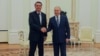 El presidente ruso, Vladimir Putin, estrecha la mano de su homólogo brasileño, Jair Bolsonaro, durante una reunión en Moscú, Rusia, el 16 de febrero de 2022.
