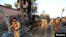 Fuerzas de seguridad afganas custodian las inmediciones de la cárcel atacada por el EI en Jalalabad, el 3 de agosto de 2020.