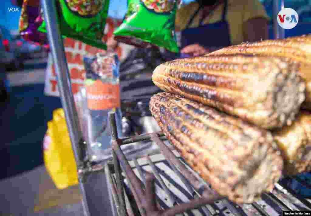 En el mercado ofrecen desde comida, ropa, esculturas y mascotas, hasta medicinas recetadas. 