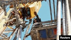 ARCHIVO - Un miembro del equipo de perforación trabaja en una plataforma petrolera en el campo petrolero de Yarakta, propiedad de Irkutsk Oil Company (INK), en la región de Irkutsk, Rusia, el 11 de marzo de 2019.