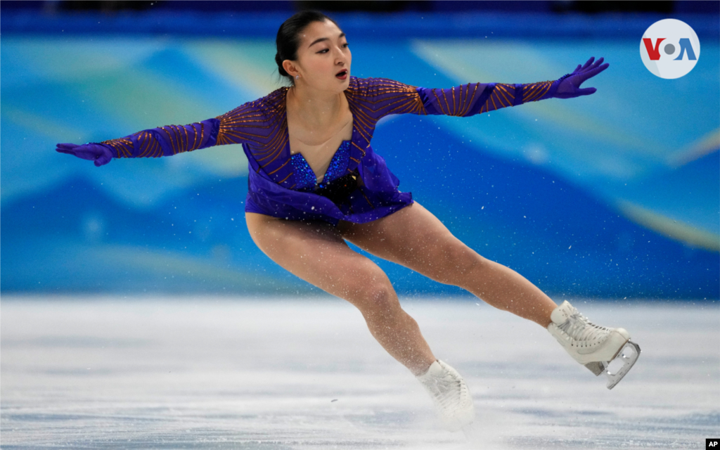 Kaori Sakamoto, de Japón, compitió en el programa de patinaje libre femenino durante la competencia de patinaje artístico.