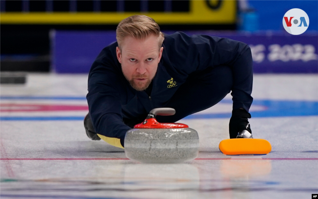 Niklas Edin de Suecia lanza una piedra durante un partido de semifinales de curling masculino entre Canadá y Suecia.