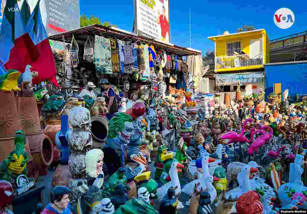 En el mercado ofrecen desde comida, ropa, esculturas y mascotas, hasta medicinas recetadas. 