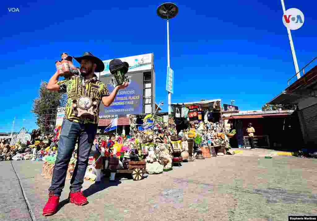 Diego Garc&#237;a trabaja todos los d&#237;as, excepto el martes, en el puerto de entrada de San Ysidro.