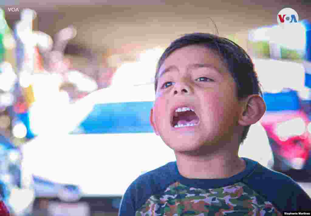 Algunos d&#237;as su hermano de 5 a&#241;os lo acompa&#241;a y canta a su lado para aportar m&#225;s dinero al hogar. 