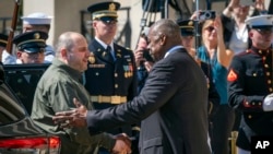El secretario de Defensa de Estados Unidos, Lloyd Austin, saluda al ministro de Defensa ucraniano, Rustem Umerov, durante una ceremonia en el Pentágono, el martes 2 de julio de 2024 en Washington. 