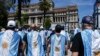 ARCHIVO - Manifestantes con banderas de Argentina se manifiestan contra las reformas económicas del presidente Javier Milei frente a la Corte Suprema mientras los sindicatos impugnan legalmente las medidas, en Buenos Aires, Argentina, el 27 de diciembre de 2023.