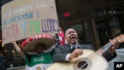 Miembros de la comunidad hispana están indignados por comportamiento de abogado que trató mal a empleado de restaurante por hablar español y piden a comité disciplinario de abogados lo sancione.