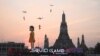  ကမ္ဘာကျော် Squid Game တောင်ကိုရီးယား တီဗွီစီးရီးစ်ထဲက ဇာတ်ရုပ် ၁၂ မီတာ (၃၉ ပေကျော်) အမြင့်ရှိတဲ့ ယောင်ဟီးအရုပ်ကို ထိုင်းနိုင်ငံ ကျောက်ဖရားမြစ်ထဲမှာ ကြော်ငြာသရုပ်ပြလှည့်လည်နေစဥ်။ (ဒီဇင်ဘာ ၁၉၊ ၂၀၂၄) 