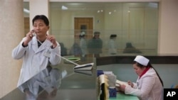 북한 평양의 한 병원. 접수 창구에서 의사가 통화 중이다. (자료사진)