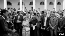El presidente John Kennedy despide a los voluntarios del Cuerpo de Paz en la Casa Blanca el 28 de agosto 1961.