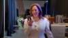 La vicepresidenta de Estados Unidos, Kamala Harris, habla por teléfono con el expresidente Barack Obama y la ex primera dama Michelle Obama en una imagen tomada de un video divulgado el 26 de julio de 2024.