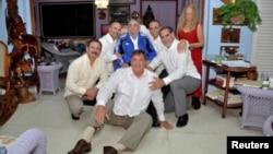 Fidel Castro aparece con su esposa Dalia Soto del Valle, Ramón Labañino, Fernando González, Gerardo Hernández, Antonio Guerrero y René González.