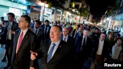 El Secretario de Estado de Estados Unidos Mike Pompeo, acompañado por el Embajador de los Estados Unidos en Vietnam Daniel Kritenbrink camina por las calles de Hanoi, Vietnam el 8 de julio de 2018.