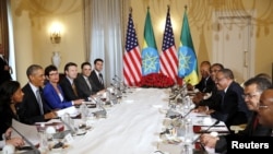 El presidente Barack Obama y su comitiva se reunen como el primer ministro de Etiopía, Hailemariam Desalegn (tercero de la derecha) en el Palacio Nacional de Addis Abeba.