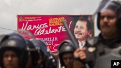 ARCHIVO - Fuerzas del orden desplegadas durante una protesta convocada por la oposición en Managua, en agosto de 2015.
