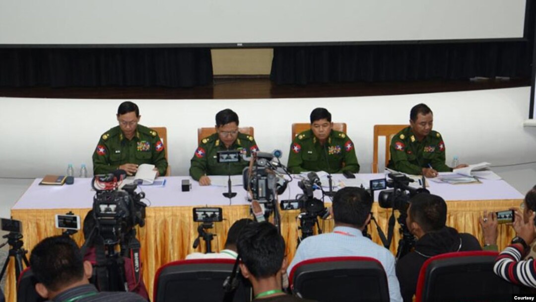 နေပြည်တော် တပ်မတော်စစ်သမိုင်းပြတိုက်တွင် အောက်တိုဘာ ၂၄ ရက်နေ့က သတင်းစာရှင်းလင်းပွဲပြုလုပ်နေသည့် တပ်မတော်သတင်းမှန်ပြန်ကြားရေးအဖွဲ့။ (ဓာတ်ပုံ - တပ်မတော်ကာကွယ်ရေးဦးစီးချုပ်ရုံး၊ အောက်တိုဘာ ၂၄၊ ၂၀၁၉)