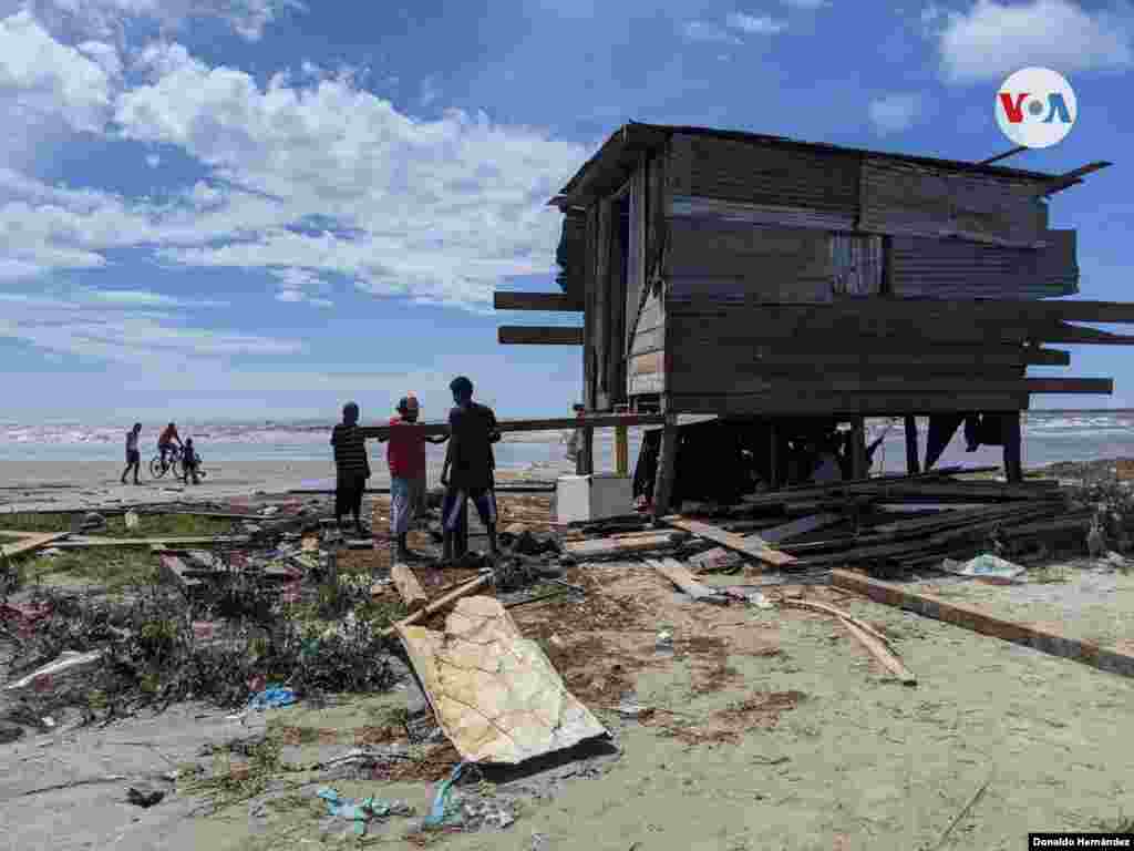 Habitantes de la comunidad de El Muelle cuestionan la ausencia del Estado. Foto: Donaldo Hern&#225;ndez/VOA.