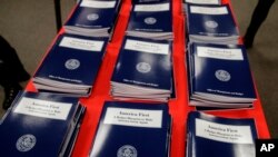 Los legisladores aprobaron una medida temporal para evitar un cierre de las operaciones del Gobierno estadounidense.