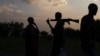 Un homme armé et une femme de la tribu Luo Nuer discutent dans le comté de Yuai Uror, au Soudan du Sud, le 24 juillet 2013. REUTERS / Andreea Campeanu (SOUDAN DU SUD - Tags: SOCIÉTÉ POLITIQUE CIVIL UNREST CRIME DROIT) - RTX11XLA