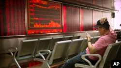 El gobierno de Donald Trump subió los aranceles a importaciones chinas valoradas en 200.000 millones de dólares del 10 al 25%. El Ministerio de Comercio chino anunció que impondría las "contramedidas necesarias".