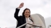 La vicepresidenta de Estados Unidos y candidata presidencial demócrata, Kamala Harris, camina para abordar el Air Force Two en el Aeropuerto Internacional de San Francisco el 11 de agosto de 2024, en San Francisco, California, mientras regresa a Washington, DC.