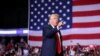 El expresidente de Estados Unidos y candidato presidencial republicano Donald Trump hace gestos a la multitud durante un evento de campaña en Filadelfia, Pensilvania, el 22 de junio de 2024.