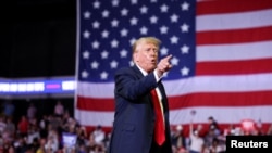 El expresidente de Estados Unidos y candidato presidencial republicano Donald Trump hace gestos a la multitud durante un evento de campaña en Filadelfia, Pensilvania, el 22 de junio de 2024.