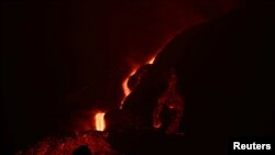 La lava fluye hacia abajo arrojada por el volcán Cumbre Vieja mientras continúa en erupción en la isla canaria de La Palma, España, el 14 de octubre de 2021.