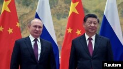 Presidenti rus Putin gjatë pritjes në Pekin nga presidenti Xi (4 shkurt 2022)