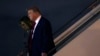 El presidente Trump y la primera dama Melania Trump, bajan del Air Force One en el Aeropuerto Internacional de Palm Beach, en Florida, el 23 de diciembre de 2020. La pareja pasa el feriado navideño en su club privado Mar-a-Lago.