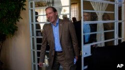 El senador Tom Udall, llega a una conferencia de prensa en La Haban. Le sigue, atrás, el senador Al Franken.
