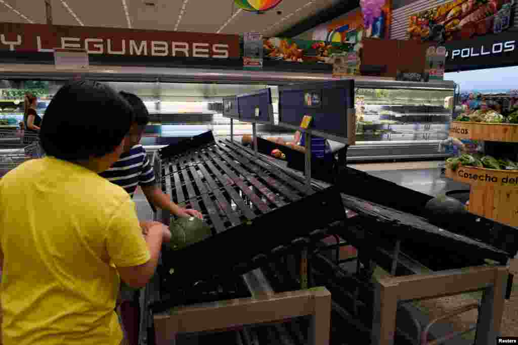 Compradores miran estantes medio vacíos en un establecimiento, luego de una semana de protestas en Guayaquil, Ecuador, octubre 8, 2019. REUTERS/Santiago Arcos.