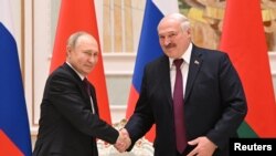 El presidente de Bielorrusia, Alexander Lukashenko, a la derecha, recibe en Minsk a su homólogo ruso, Vladimir Putin, el 19 de diciembre de 2022.
