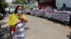សកម្មជន​សង្គម​ស៊ីវិល​ស្រីលង្កា​ដែល​គាំទ្រ​លទ្ធិប្រជាធិបតេយ្យ​នៅ​មីយ៉ាន់ម៉ា កាន់​ផ្ទាំង​បដា​ក្នុង​អំឡុង​ពេល​ធ្វើ​ការ​តវ៉ា​មួយ​នៅ​ខាងក្រៅ​ស្ថានភាព​មីយ៉ាន់ម៉ា​ក្នុង​ទីក្រុង​កូឡំបូ ប្រទេស​ស្រីលង្កា ថ្ងៃទី១០ ខែ​មីនា ឆ្នាំ២០២១។