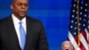 El presidente electo Joe Biden, en segundo plano, observa a su candidato a la cartera de Defensa, Lloyd Austin, durante el anuncio de su candidatura, en Wilmington, Delaware, el 9 de diciembre de 2020.