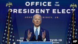El presidente electo de EE.UU., Joe Biden, habla con periodistas sobre los esfuerzos para confrontar el coronavirus el lunes, 9 de noviembre de 2020, en Wilmington, Delaware, EE.UU.