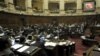 Diputados uruguayos observan un video educacional, durante una sesión en el Congreso, en Montevideo, en la que el martes aprobaron la ley que despenaliza el aborto. 