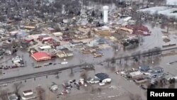 Mientras las profundidades del río comienzan a nivelarse el domingo en Nebraska, las comunidades río abajo en Kansas y Missouri se preparaban para más inundaciones.