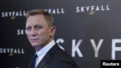 Craig de 44 años, interpreta al agente 007 por tercera vez. En 2006 había personificado a Bond en la película Casino Royale y en 2008 actuó en Quantum of Solace.