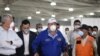 El presidente guatemalteco Alejandro Giammattei visita el hospital de campaña establecido para tratar el COVID-19, en la Ciudad de Guatemala el 21 de marzo de 2020.