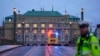 Sebuah ambulans menuju gedung Fakultas Filosofi Universitas Charles di pusat Kota Praha, Ceko, Kamis, 21 Desember 2023. Penembakan di kampus universitas itu menewaskan sejumlah orang, kata polisi. (Foto: Petr David Josek/AP Photo)