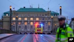Sebuah ambulans menuju gedung Fakultas Filosofi Universitas Charles di pusat Kota Praha, Ceko, Kamis, 21 Desember 2023. Penembakan di kampus universitas itu menewaskan sejumlah orang, kata polisi. (Foto: Petr David Josek/AP Photo)