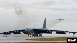 Imágenes distribuidas por el Mando Central de la fuerza aérea muestran a los bombarderos B-52H Stratofortress cuando arribaban a la Base Aérea Al Udeid en Qatar, el jueves 9 de mayo de 2019 por la noche.