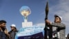 Seorang pendukung kelompok militan Houthi memegang peluncur roket dalam parade yang berlangsung di Sanaa, Yaman, pada 7 Februari 2024. (Foto: Reuters/Khaled Abdullah)
