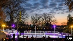 La pista de hielo navideña de la Casa Blanca antes de su inauguración por la primera dama de los Estados Unidos, Jill Biden, en el jardín sur de la Casa Blanca en Washington, el 29 de noviembre de 2023.