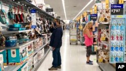 ARCHIVO - Consumidores compran en una tienda Walmart en Vernon Hills, Illinois., el 23 de mayo de 2021.