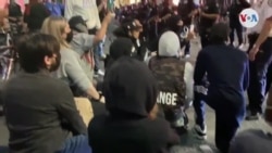 Policía se pone de rodillas en Nueva York